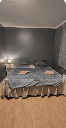 En eller flere senge i et værelse på Rose Rooms