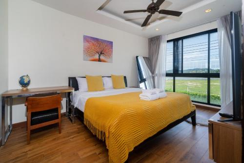 Un dormitorio con una cama y un escritorio y una ventana. en 3BDR Townhouse in Laguna Park, en Bang Tao Beach
