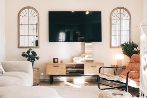 TV a/nebo společenská místnost v ubytování Premium Stadtvilla mit Großem Garten und Feuerstelle