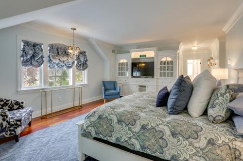 Khu vực ghế ngồi tại Pond and Gazebo Expansive Hudson Valley Escape!