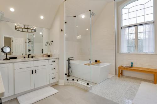 Phòng tắm tại Pond and Gazebo Expansive Hudson Valley Escape!