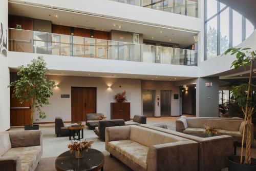 a large living room with couches and tables at Timbre Heroismo in Porto