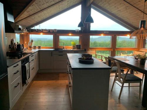 Kuchyň nebo kuchyňský kout v ubytování Cozy Cabin With Fantastic Mountain Views In Oppheimåsen