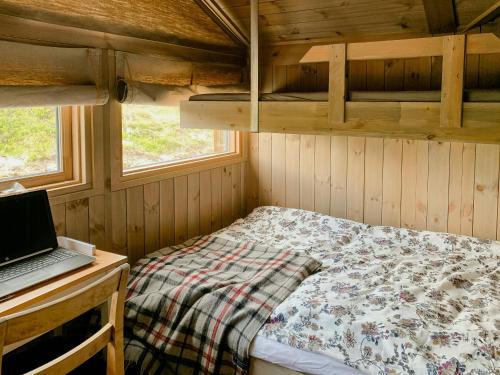 Postel nebo postele na pokoji v ubytování Cozy Cabin With Fantastic Mountain Views In Oppheimåsen