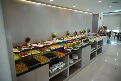 Una línea de buffet con muchos tipos diferentes de comida. en Erbil Platinum Hotel, en Erbil