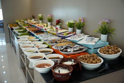Un largo buffet de comida en una mesa en Erbil Platinum Hotel, en Erbil