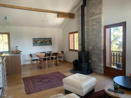 Arni AlpCrans-Montana Chalet dans la nature ski in ski out的客厅里有一张桌子和一张沙发