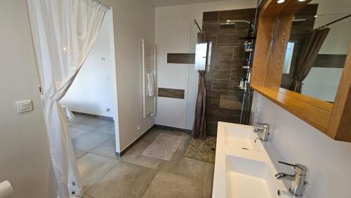 Ένα μπάνιο στο RUNDINELLE-Piscine privée- clim-wifi-plage à pieds