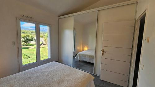 Ένα ή περισσότερα κρεβάτια σε δωμάτιο στο RUNDINELLE-Piscine privée- clim-wifi-plage à pieds