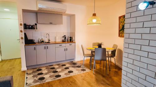 Una cocina y un comedor con mesa y sillas. en Leo Apartment by the sea Eilat, en Eilat