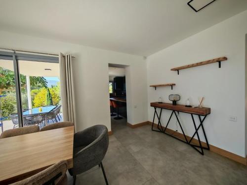 Kuchyň nebo kuchyňský kout v ubytování La Villa Céleste Havre de Luxe