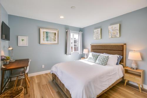 una camera da letto con pareti blu, un letto e una scrivania di Chula Vista Retreat about 1 Mi to Third Avenue Village a Chula Vista