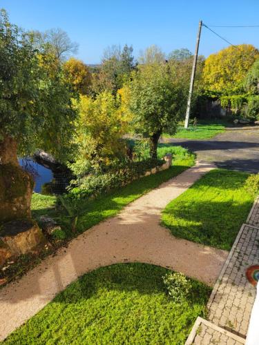 uma passagem através de um parque com árvores e relva em Sous le tilleul em Saint-Georges