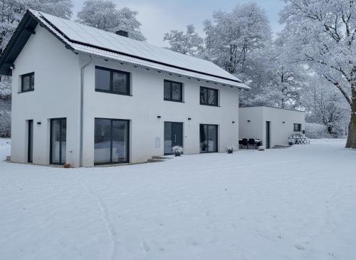 a white house with snow on the ground at 23 Mattenham - Rückzugsort in Abgeschiedenheit in Vilshofen an der Donau