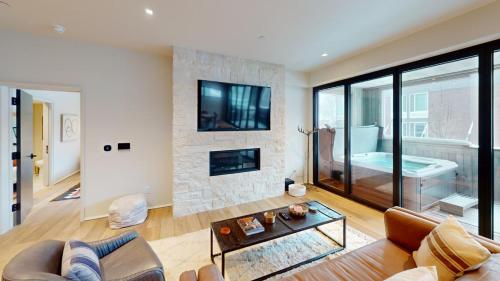 Μια τηλεόραση ή/και κέντρο ψυχαγωγίας στο Jackson Hole - Arts District W