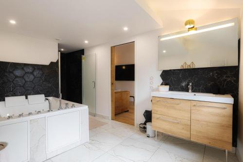 Ένα μπάνιο στο Appart cosy avec Spa - Liziec