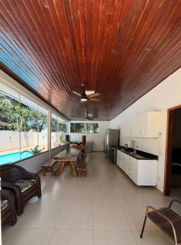 uma sala de estar com teto de madeira e uma mesa em Casa Aconchego Fóz em Foz do Iguaçu