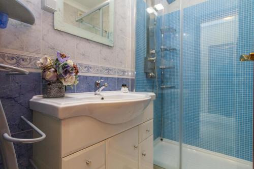 ein Badezimmer mit Waschbecken und Glasdusche in der Unterkunft B102 - Sol Sol Lagos Apartment in Lagos