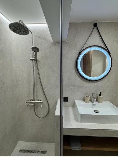 Ένα μπάνιο στο Academia Suites