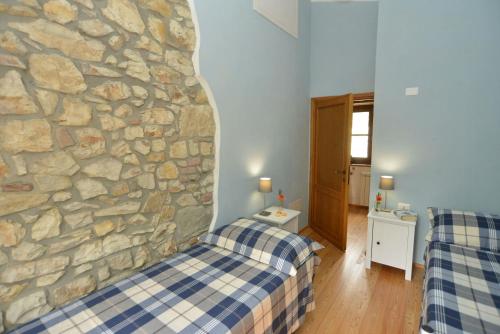 Ένα ή περισσότερα κρεβάτια σε δωμάτιο στο Historic Farmhouse In The Tuscan Hills