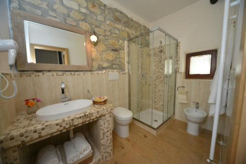 Ένα μπάνιο στο Historic Farmhouse In The Tuscan Hills