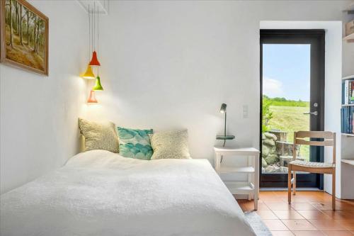 Giường trong phòng chung tại Summer House Close To Nature By The Limfjord