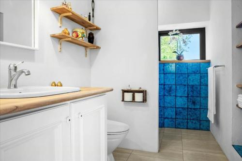 Phòng tắm tại Summer House Close To Nature By The Limfjord