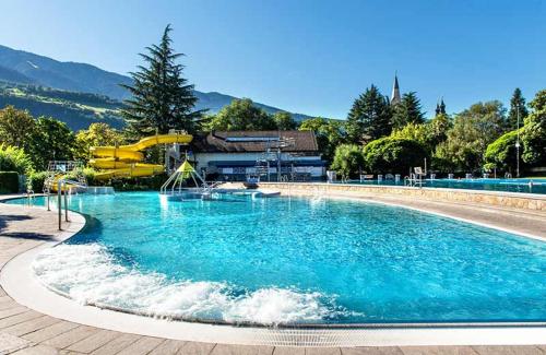 La alberca dentro o cerca de ecHo Apartments & SPA