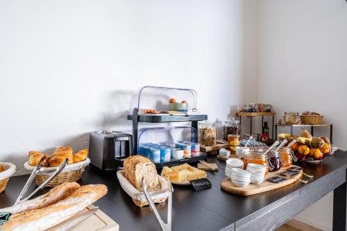 uma mesa com pão e outros alimentos em Maison des Croisades em Aigues-Mortes