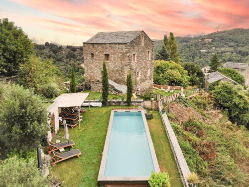 an outdoor swimming pool in front of a building at Casa Surgente in Carcheto