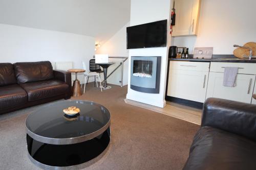 una sala de estar con un sofá y una mesa en The Inn on the Loch, en Castle Douglas