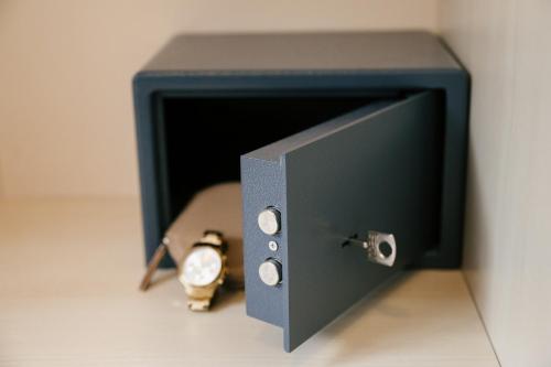 a watch is sitting on top of a box at 7SCHWABEN 1 Haus 7 unterschiedliche Wohnungen alle vollausgestattet mit Küche und Bad, Waschmaschine, Altstadt 3 Minuten, Bus 3 min, Bahn 5 min, kostenloses Parken, E-Bike Garage Ladestation im Hof, E-Ladestation 3 min, rollstuhlgerecht, barrierefrei in Bad Urach