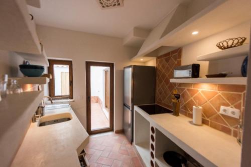 eine Küche mit Spüle und Kühlschrank in der Unterkunft Unique Home In Historic Centre in Lagos