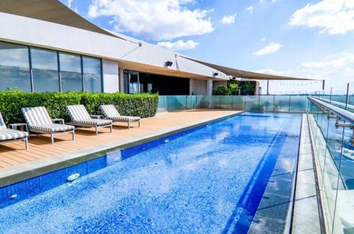 Trilogy studio apartment 831 في بريتوريا: حمام سباحة على سطح مبنى