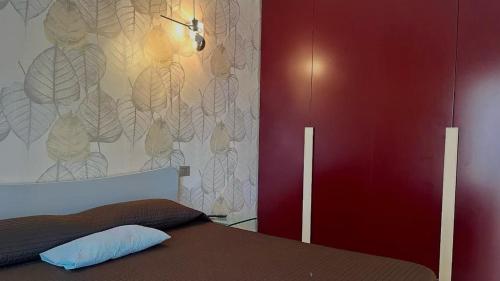 een slaapkamer met een bed en een muur met bij Olimpia in Arma di Taggia