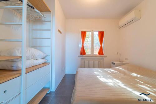 Costa DorataVilla Nuraghe - By Searly的一间带双层床和两扇窗户的卧室