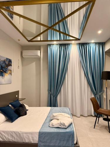 1 dormitorio con 1 cama con cortinas azules en Ladi House, en Nola