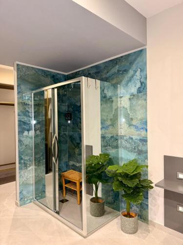 baño con ducha de cristal con planta en Ladi House, en Nola