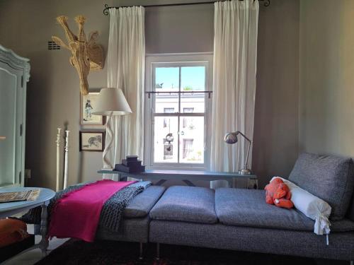 En eller flere senge i et værelse på GreenHouse BoKaap Stylish Apartment with Table Mountain Views