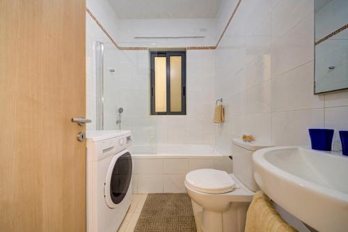 Ένα μπάνιο στο Charming 2 bedroom apartment in Swieqi