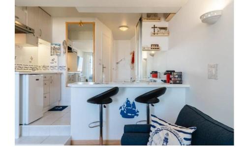 Kuchyň nebo kuchyňský kout v ubytování Cozy studio with sea view in Deauville