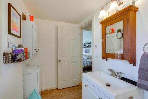 un baño con lavabo y espejo en Hike and Relax Fireside Nordland Gem with Deck and Yard, en Marrowstone