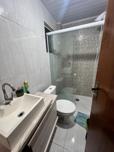 a bathroom with a sink and a toilet and a shower at Casa Refúgio interior -SP in São Miguel Arcanjo