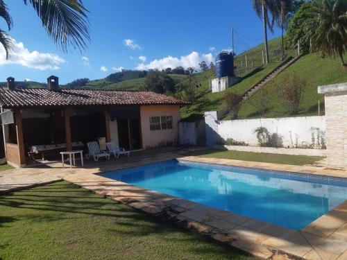 Bazén v ubytování Chácara dos sonhos nebo v jeho okolí