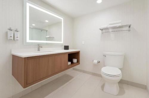 Ένα μπάνιο στο Holiday Inn & Suites Mississauga West - Meadowvale by IHG