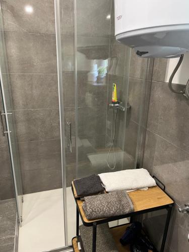 a shower stall with a bench and a table at Ferienhütte Admont in Admont