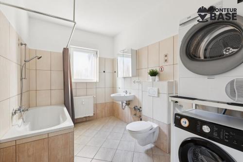 y baño con aseo, lavabo y lavadora. en MONTEUR - Unterkunft für bis zu 5 Personen in 63452 Hanau - HU14, en Hanau am Main