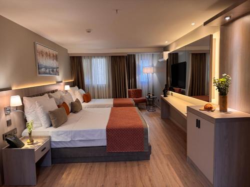 Postel nebo postele na pokoji v ubytování Park Dedeman City Alsancak