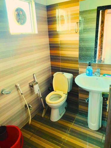 DargaiにあるOne Majestic Havenのトイレと洗面台のあるバスルーム