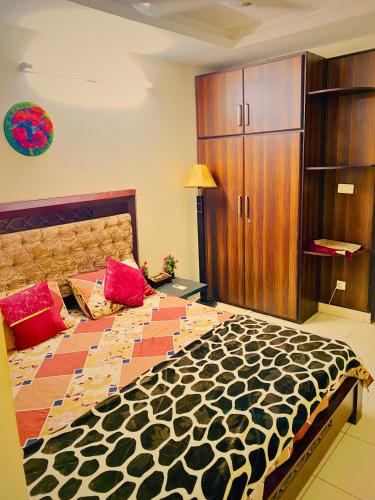 DargaiにあるOne Majestic Havenのベッドルーム1室(大型ベッド1台、木製キャビネット付)